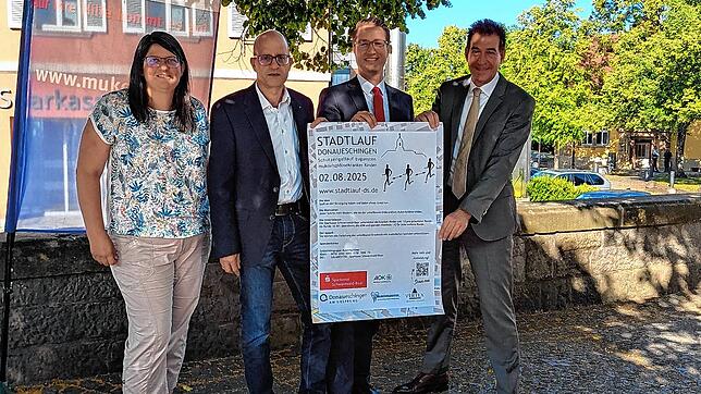 Beim 14. Stadtlauf werden (von links) Sophia Wolf und ihr Kampf gegen die Krankheit Mukoviszidose von Harald Rettenmaier von der AOK ...