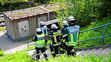 St. Georgener Feuerwehreinsatzkräfte machen sich auf den Weg an das Portal des Sommerauer Tunnels. Ein Passant meldete zuvor eine starke ...