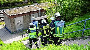 St. Georgener Feuerwehreinsatzkräfte machen sich auf den Weg an das Portal des Sommerauer Tunnels. Ein Passant meldete eine starke ...