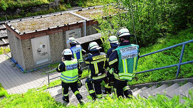 St. Georgener Feuerwehreinsatzkräfte machen sich auf den Weg an das Portal des Sommerauer Tunnels. Ein Passant meldete eine starke ...