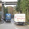 Schwerlastbegegnungsverkehr auf der Abfahrt Hauenstein.