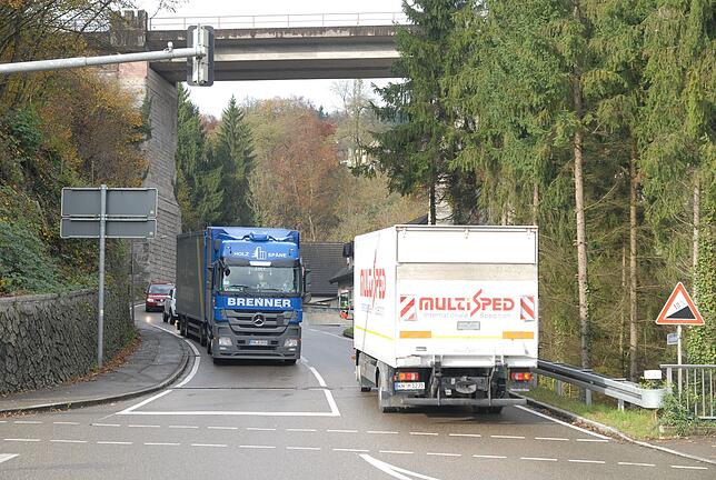 Schwerlastbegegnungsverkehr auf der Abfahrt Hauenstein.