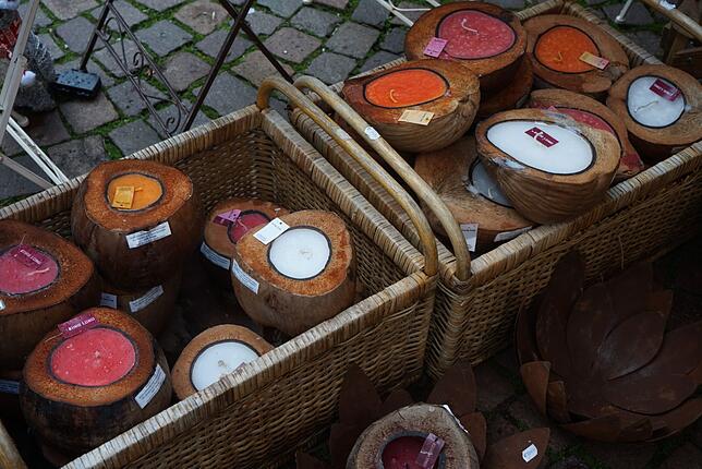 Die Kerze in der Kokosnuss. Sie soll eine Brenndauer von über 50 Stunden haben. Ein schönes Geschenk für die Schwester oder eben alle, ...