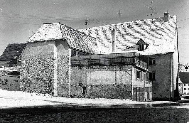 1981 Das Kelnhofmuseum, bevor die baufällige Widerkehre (im Vordergrund) abgerissen wurde. Der ehemalige Ökonomieteil wurde ...
