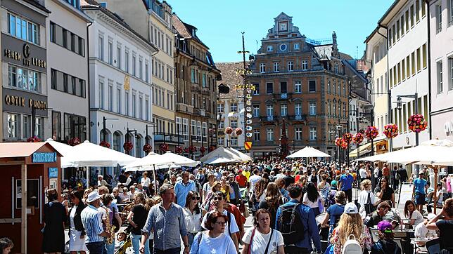 Die Konstanzer Marktstätte am sonnigen Tag nach Christi Himmelfahrt: So voll war es schon lange nicht mehr.