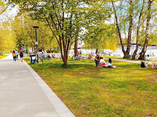 Auch ein Ort für alle, wo niemand etwas konsumieren muss: Die Öffnung des Heroséparks und des rechten Rheinufers war eine städtebauliche ...