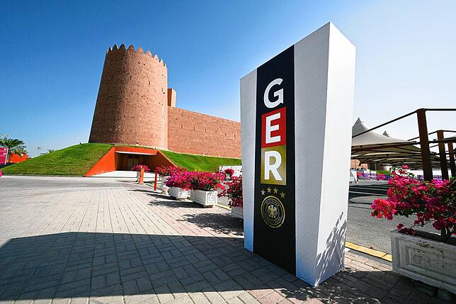 Eine Säule mit der Aufschrift “GER„ und dem Wappen des DFB steht vor dem Al Shamal-Stadion. Die deutsche Nationalmannschaft ...