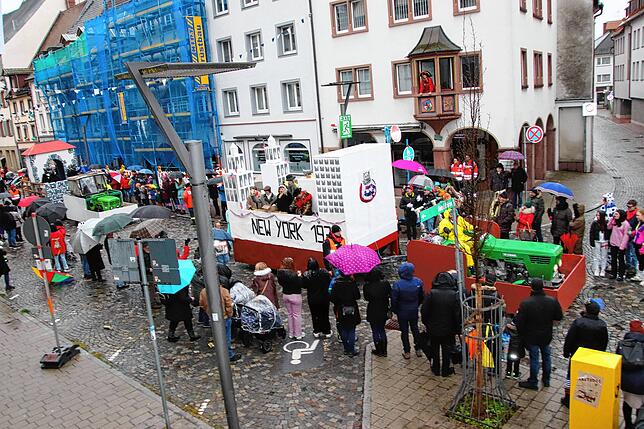 Die Katzenmusik bring auch wieder zahlreiche Wagen an den Start.