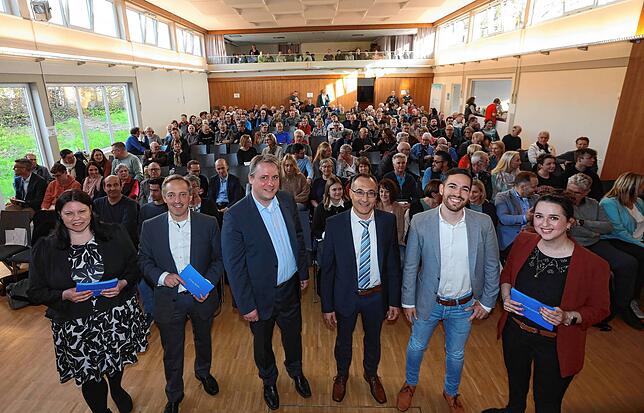 In der SÜDKURIER-Wahlarena in Bodman-Ludwigshafen (von links): Redakteurin Ramona Löffler, Chefredaktionsmitglied Jörg-Peter Rau, ...