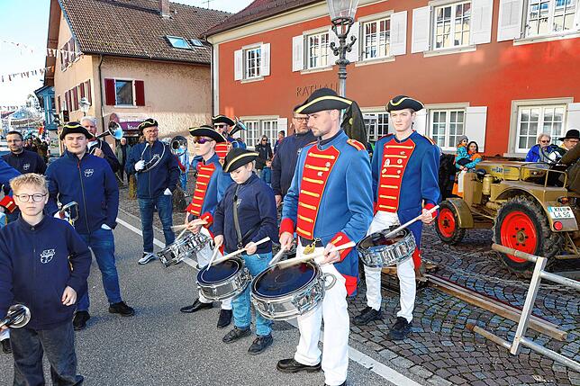 Bild 12: Mit einem Narrenbaumstellen eröffnete Ludwig Egenhofer in Allensbach das Seenarrentreffen 2024