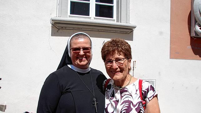 Priorin Daniela Kucz (links) und die Vorsitzende des Freundeskreis des Klosters Marienburg Ofteringen Elfriede Hilpert (rechts).