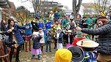 Die erste Handlung der Narren am Schmotzigen ist die Befreiung der Kindergartenkinder, mit denen getanzt und gesungen wird. Archivbild: ...