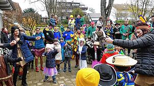 Die erste Handlung der Narren am Schmotzigen ist die Befreiung der Kindergartenkinder, mit denen getanzt und gesungen wird. Archivbild: ...