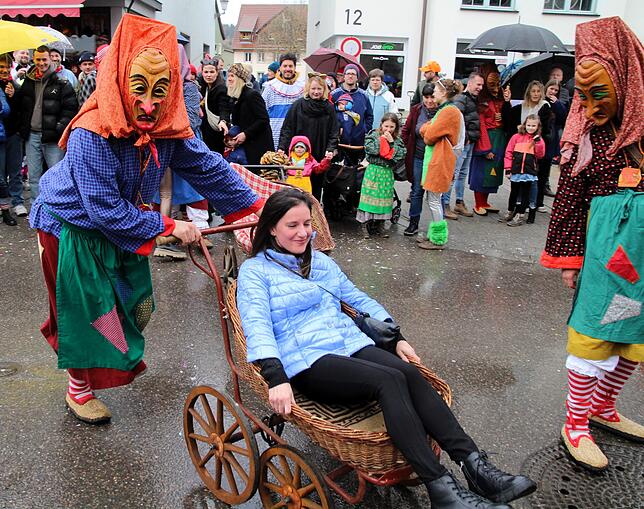 Bild 13: Hexensonntag: Urige Hexengestalten, Umzug und Hexenfeuer begeistern Besucher