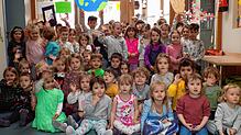 Die Kinder im Kindergarten in Niederhof proben für ihren Auftritt beim Fest zum 30-jährigen Bestehen des Namens „Arche Noach“ am ...