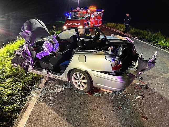 Die Feuerwehr muss aus diesem Auto einen schwerverletzten 46-Jährigen mit hydraulischem Gerät retten.