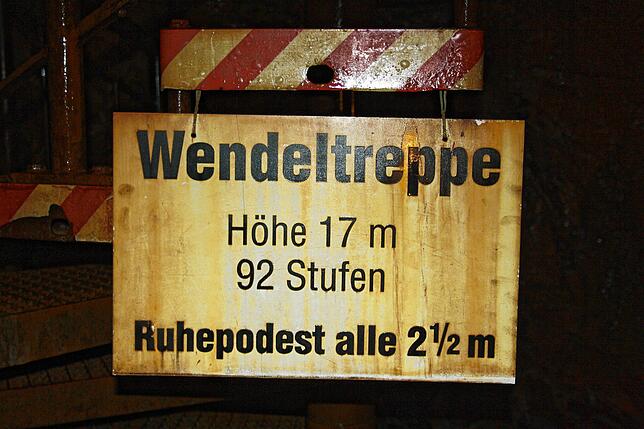 Mehrere Wendeltreppen führen im Todtmooser Besucherbergwerk zu weiteren Stollen.