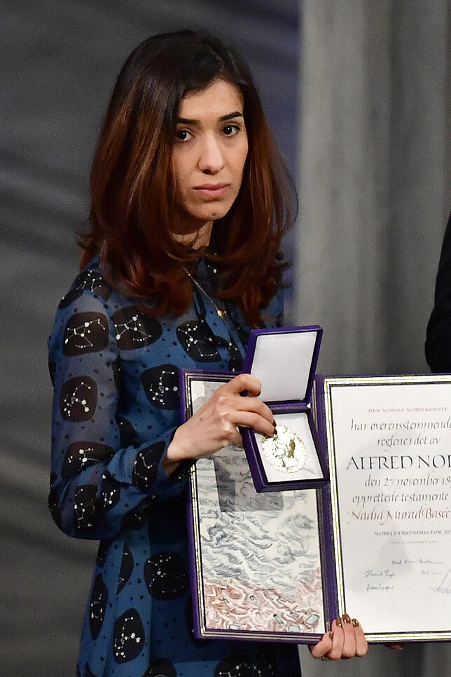 Nadia Murad zeigt ihre Auszeichnung ohne ein Lächeln im Gesicht. Die Jesidin wurde Opfer des IS-Terrors im Nordirak.