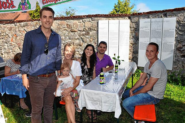 Auswanderer von heute bei den Freilichtspielen: von Links: Adrian Ortlieb aus den USA mit Frau Jordan mit Baby Louise, Josselyn und ...