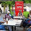 SPD-Stadträtin Susann Göhler-Krekosch (Mitte) im Gespräch mit Bürgern beim &bdquo;Meet and Speak&ldquo; im Strandbad.