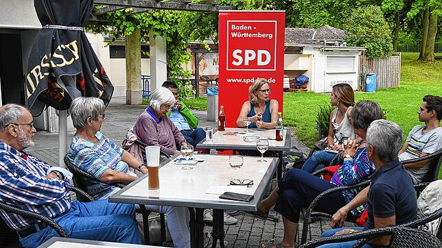 SPD-Stadträtin Susann Göhler-Krekosch (Mitte) im Gespräch mit Bürgern beim &bdquo;Meet and Speak&ldquo; im Strandbad.