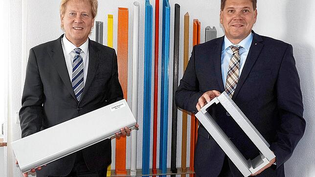 Geschäftsführer und Produkte: Dietmar Kühne (links) hält eine Antennen-Hülle in der Hand, Jürgen Kühne einen Wickelkörper für ...