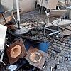 Diese demolierten Stühle und Tische hinterließ der Fahrer eines gestohlenen Radladers im Mai beim Kaffeeladen in der Rheinbrückstraße.