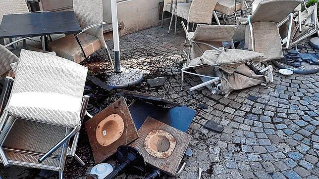Diese demolierten Stühle und Tische hinterließ der Fahrer eines gestohlenen Radladers im Mai beim Kaffeeladen in der Rheinbrückstraße.