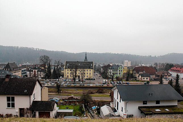 Eine der wenigen unbebauten Flächen im Wohnquartier Übertal mit Blick auf das Finanzamt.