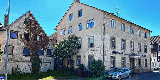 Das Gasthaus Adler, einst Mittelpunkt des Dorfes, heute ein verfallendes Gebäude und kein schöner Anblick. Schriftlich erwähnt wird das ...