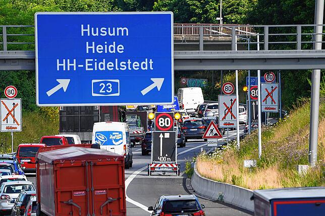 Fahrzeuge stauen sich am Autobahndreieck Hamburg-Nordwest auf der Autobahn A23 in Richtung Norden. Wegen Bauarbeiten auf der A23 müssen ...