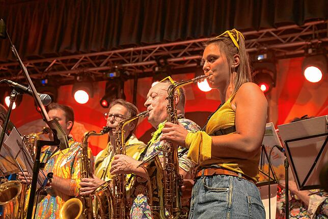 Als Vorband spielten die &bdquo;Schlag(er)hosen&ldquo;, eine Formation des Musikvereins Frohsinn, Schlager auf Blasmusikart.