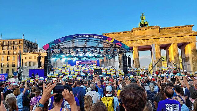 Alle Teilnehmer treffen sich vor dem Brandenburger Tor, um Abschied von den Weltspielen zu nehmen.