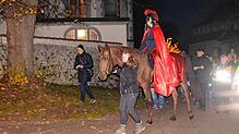 Hoch zu Ross führte Lia Gaupp als Sankt Martin den Laternenumzug in Seefelden vor Pfarrer Schneider und Helga Boonekamp vom Gemeindeteam ...