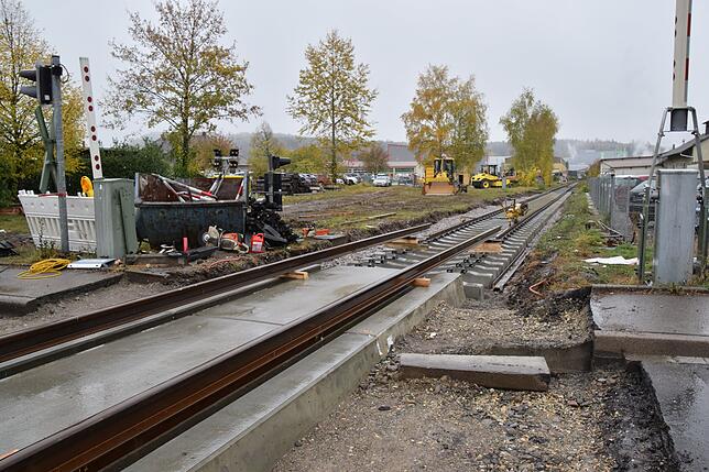 Um den Asphalt neben den Schienen sowie auf rund 140 Metern Längen den Austausch von Schienen und Schwellen, auf denen diese liegen, ...