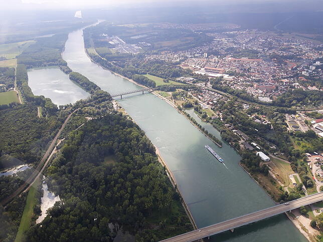 Bei Germersheim überquert der Zeppelin den Rhein. Der sechsstündige Flug von Friedrichshafen nach Frankfurt zur IAA bot den Passagieren ...