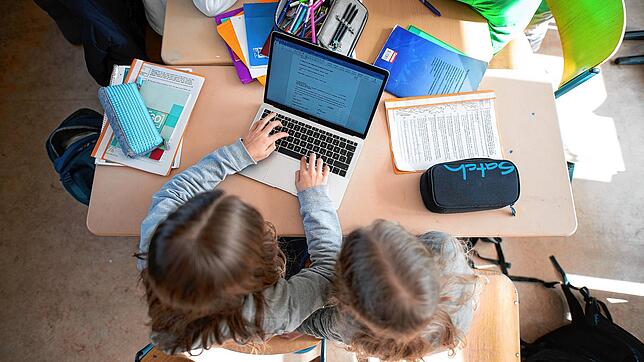 Die Grundschule in Häusern bekommt eine EDV-Grundausstattung. Dazu gehören auch fünf Laptops.