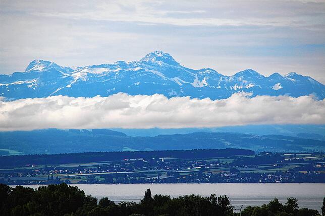 Über den Wolken... liegt der Säntis. Tief hängende Wolken auf der Schweizer Seite des Bodensees bieten eine Postkarten-Idylle.