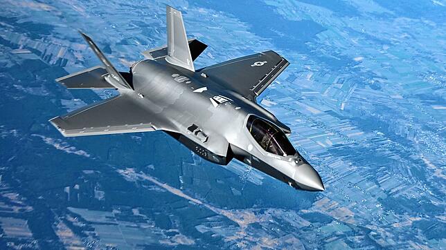 Auf diesem von der U.S. Air Force zur Verfügung gestellten Bild fliegt eine F-35 Lightning II der U.S. Air Force über Polen.