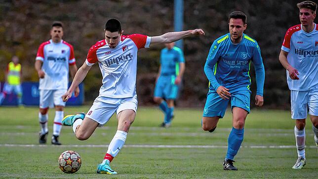 Mann des Tages: Julian Emmerich (links gegen Mario Winkler) traf doppelt beim 3:2-Sieg des FC RW Weilheim im Derby gegen den SV Buch.