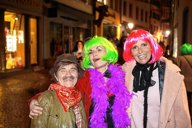 Bild 31: In der Altstadt treffen sich Hexen, Einhörner und Piraten bei der Straßenfasnacht