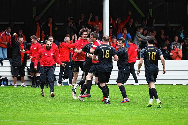 Bild 4: FC Pfaffenweiler feiert nach 2:1-Erfolg Relegationsplatz. Wir waren mit der Kamera dabei.