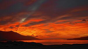 Der Himmel ist rot in Island, dem Land aus Feuer, Eis und Vulkanen. Zwei junge Pfullendorfer verbringen auf dem Inselstaat sieben Monate.