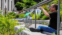 Das Aufhängen der Wimpel ist „Chefsache“ – der Vorsitzende Harald Hafner befestigt Wimpel für Wimpel, bis das Wetter die Ortsgruppe ...