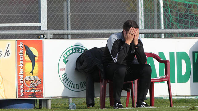 Wollte bei der 1:4-Heimniederlage seiner Mannschaft gar nicht mehr hinschauen: Mühlhausens Trainer Eddy Wiedenmaier.