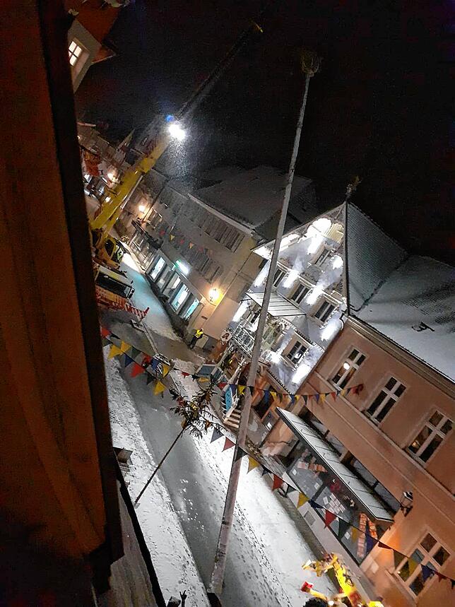 Bild 5: Plötzlich stand der große Narrenbaum! Bilder von der ungewöhnlichen Aktion am Mittwochabend in Stockach