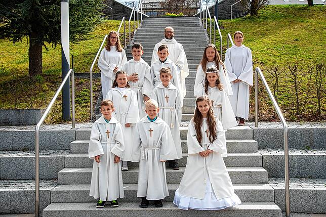 In Brigachtal und Marbach treten neun Kinder zum ersten Mal an den Tisch des Herrn. Hier Pfarrer Dominik Feigenbutz mit Stella Ciampa, ...