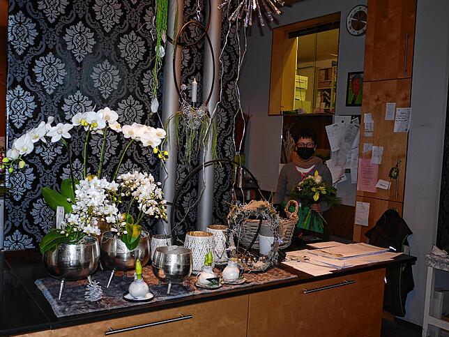 Ulrike Bublin beim Blumenbinden in ihrem Laden. Seit Samstag gilt auch im Blumengeschäft die 2G-Regel.