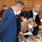 Um jedes Wort wurde in der Sitzungspause gerungen. Unser Bild zeigt CDU-Vertreter Stefan Bubeck, FW-Chefin Doris Schröter, Landrätin ...