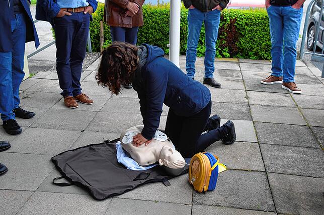 Vierter Schritt: Nach einem Schock muss die Herzdruckmassage fortgesetzt werden. Eventuell ist ein weitere Schock notwendig. Das Gerät ...